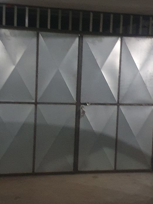 Garagem fechada na rua dos peões
