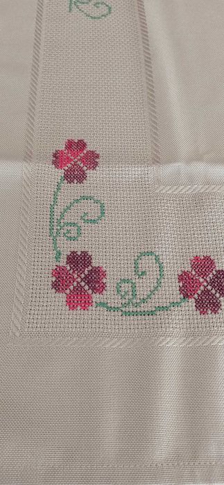 Toalha bordada em ponto cruz