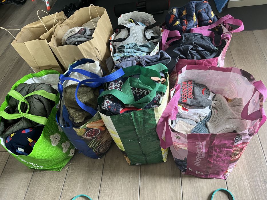 Centenas de peças de roupa de rapaz dos 2 aos 4 anos