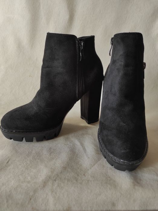 Botki damskie zamszowe czarne na słupku nr 36