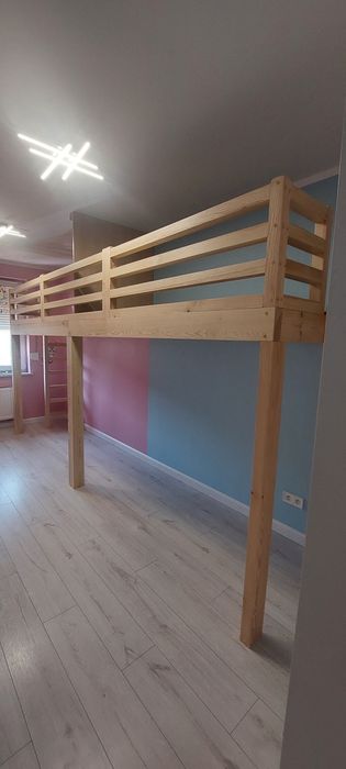 Łóżka na antresoli zabudowy z drewna