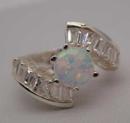 Srebrny pierścionek naturalny opal i cyrkonie R.12.