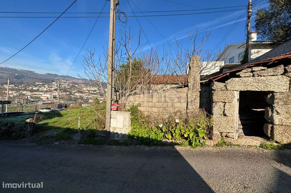 Duas moradias para restauro em Nespereira, Guimarães