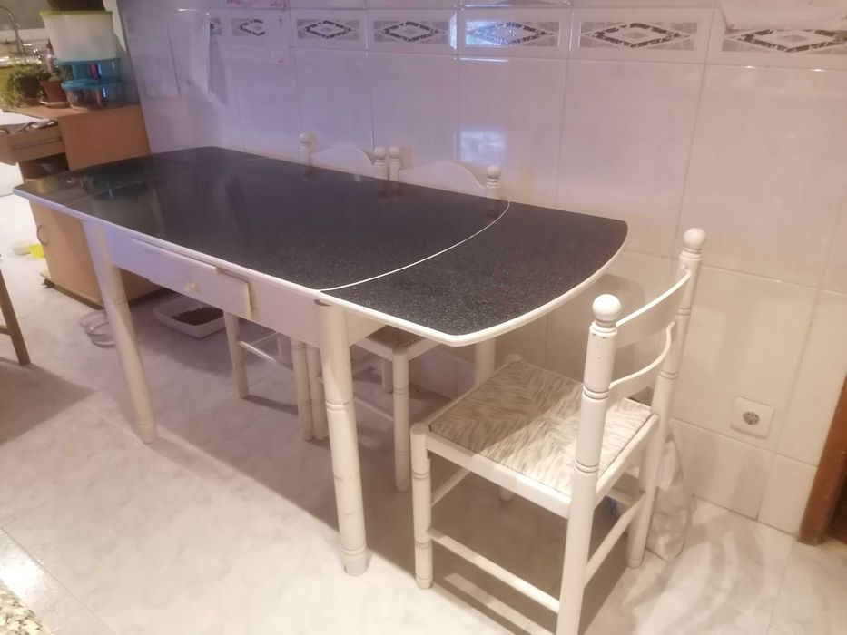 Mesa extensível com três cadeiras
