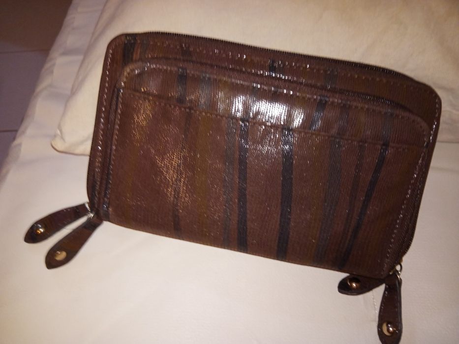 Carteira com grande arrumação cartões, dinheiro, documentos