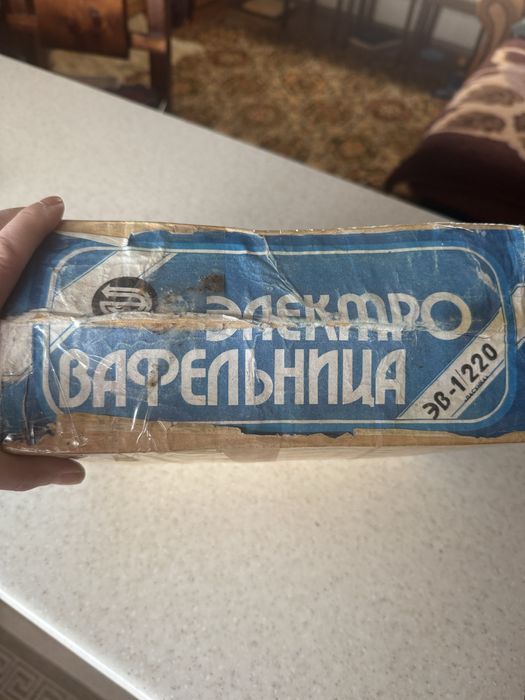 Електрична вафельниця Ласунка, майже нова.