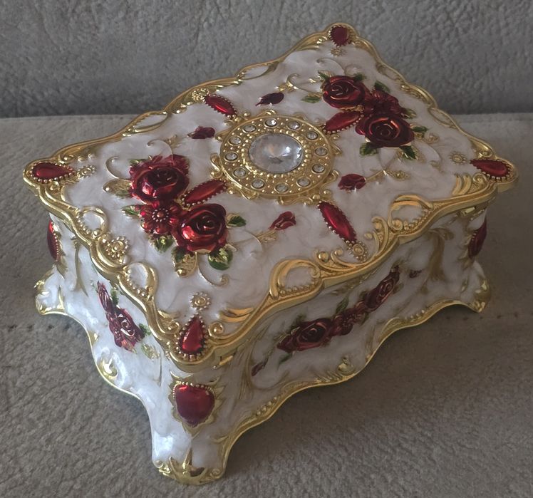 Piękna szkatułka metalowa w emalii ze złoceniami w stylu  Faberge