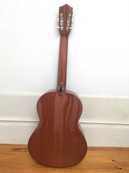 Baixo acústico de Porto Guitarra com ligação para amplificador