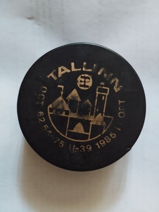 Шайба для игры в хоккей советских времён,оригинал,Таллин , состояние