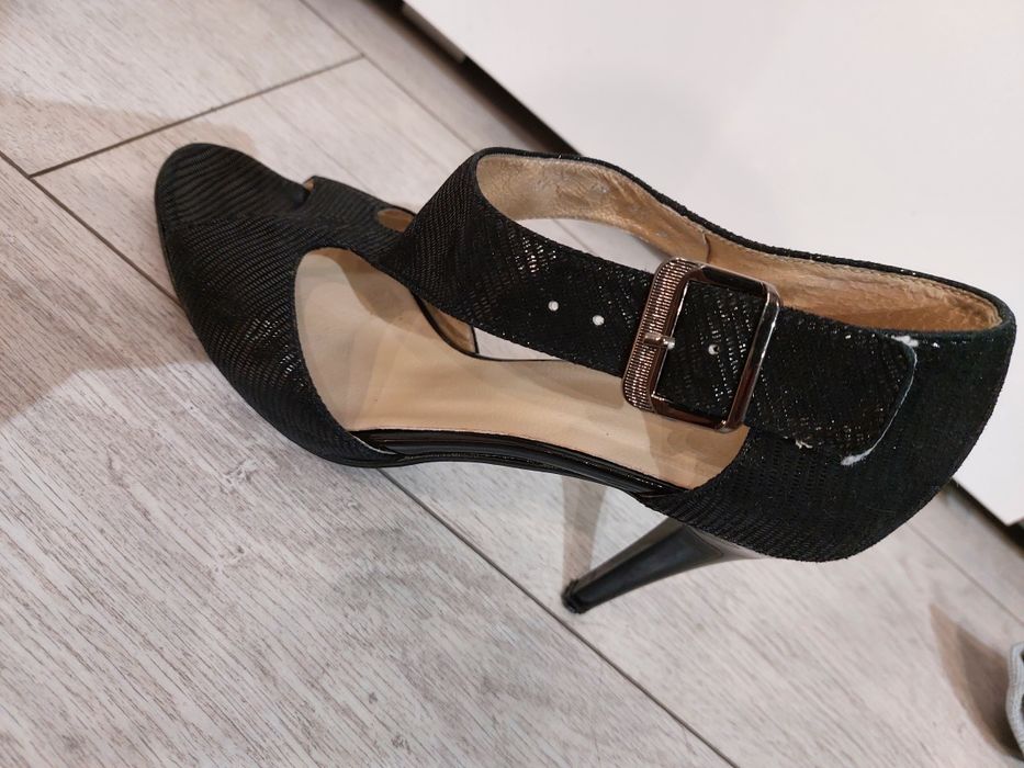 Błyszczące buty Anis na obcasie