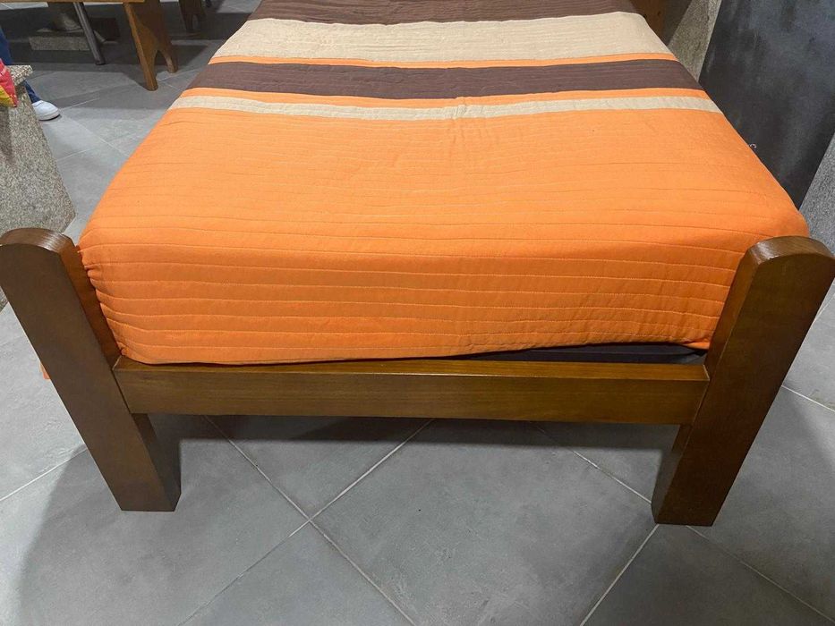 Cama de madeira
