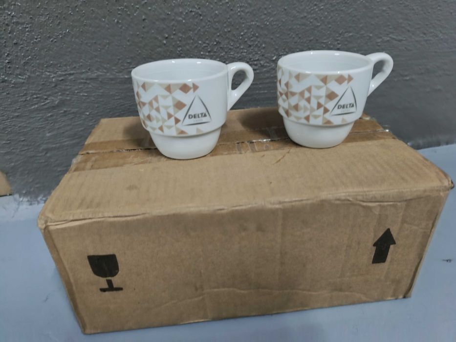 Chávenas de café novas nas caixas