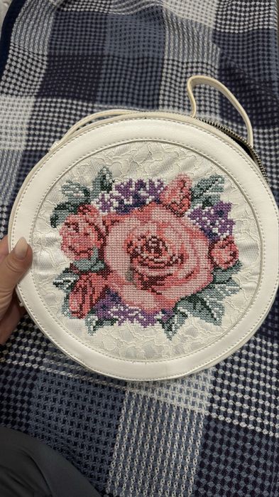 Сумочка кругла з вишивкою біла.