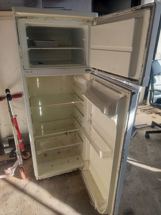 Vendo geladeira usada mais funcionando bem.