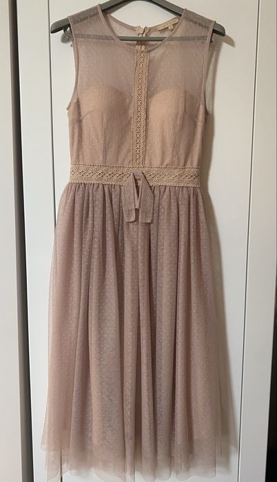 Sukienka w kolorze pudrowego różu