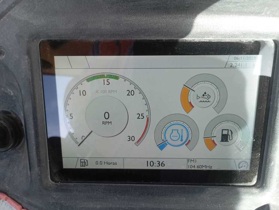 Máquina JCB com serrote de corte de pedra