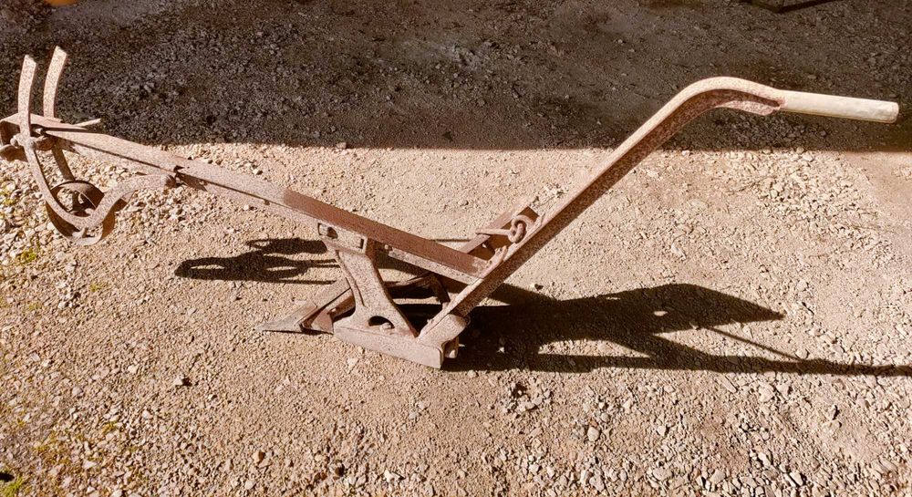 Vendo charrua antiga