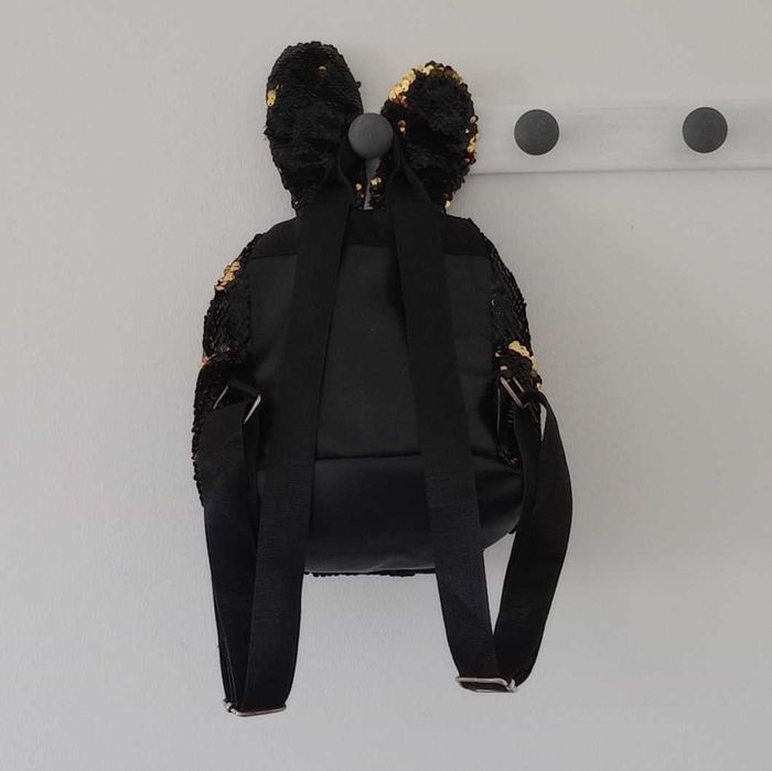 Mochila preta e dourada com orelhas de coelho