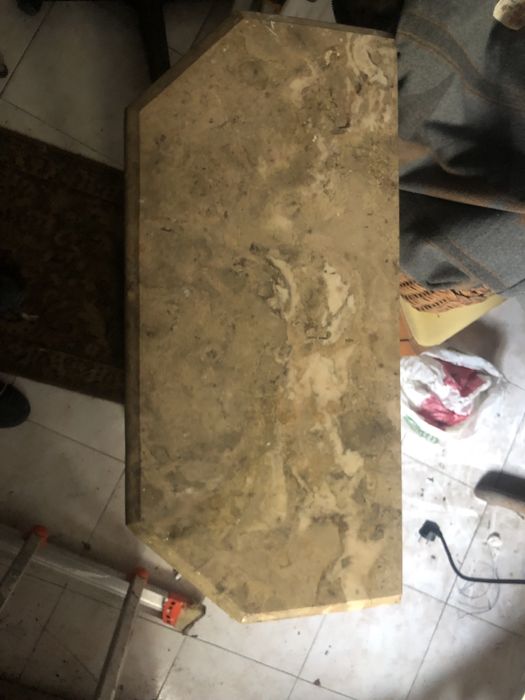 Mesa aparadora com tampo em pedra marmore