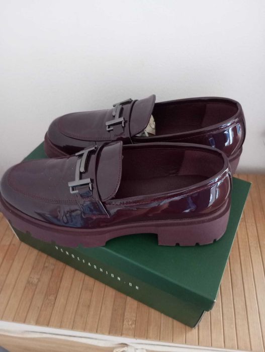 Sapatos efeito verniz, 38, da Verdefashion.GR