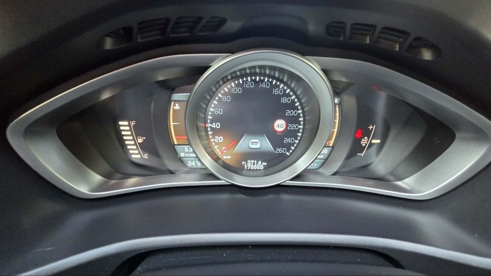 VOLVO V40 Summum