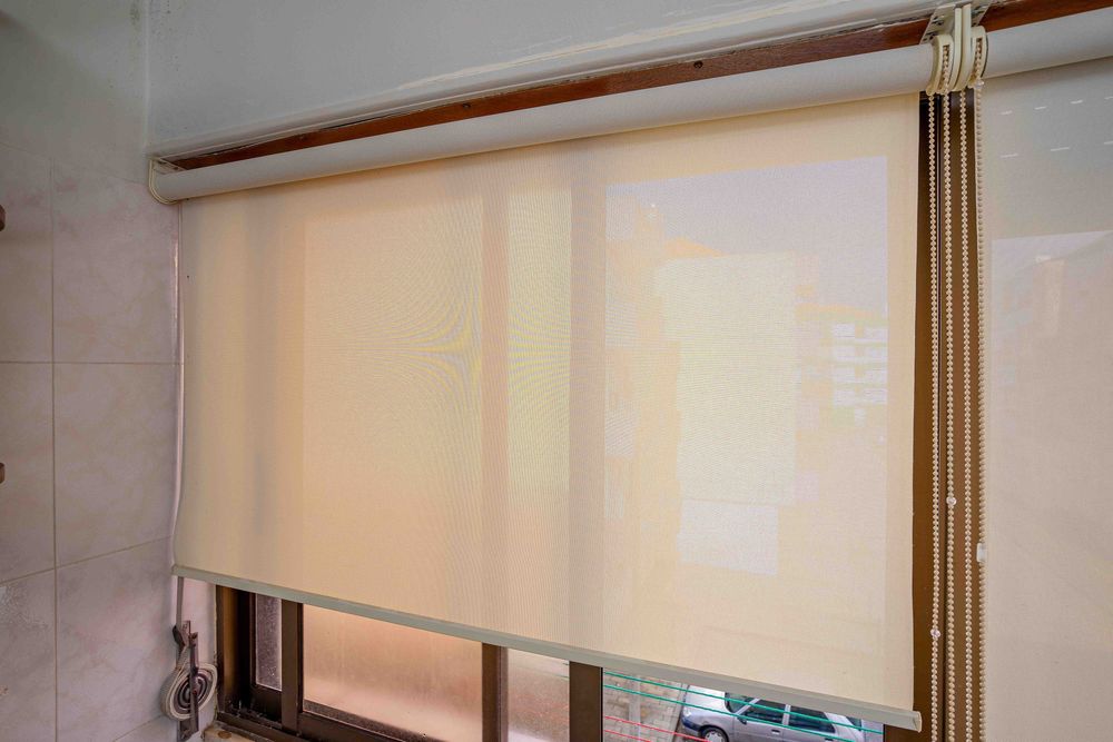 2 Cortinados de rolo enrolado completo com os apoios de fixação