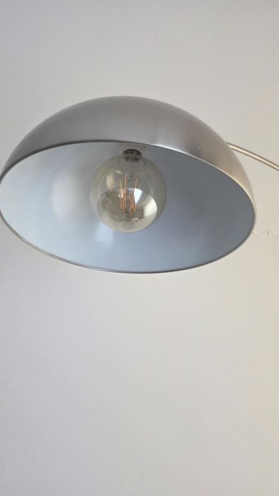 Candeeiro cor inox e base de pedra mármore