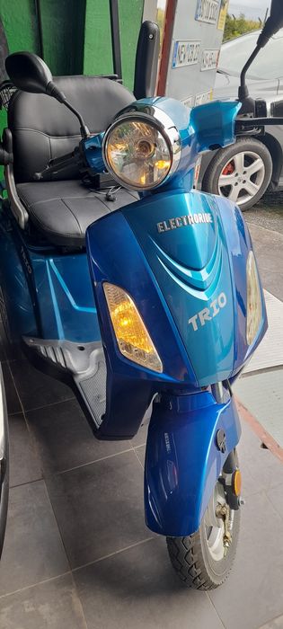 Skuter elektryczny trzykołowy