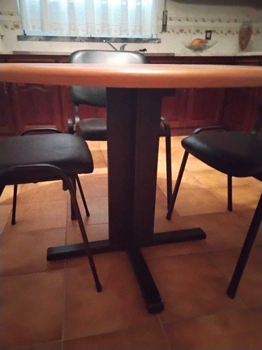 Mesa de reuniões com 4 cadeiras