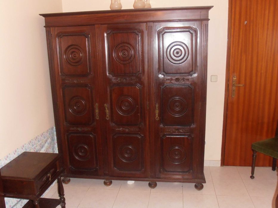 cama de casa com roupeiro e comoda