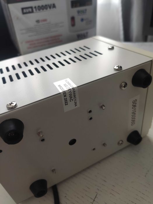 Стабілізатор напруги Volt Polska AVR1000VA