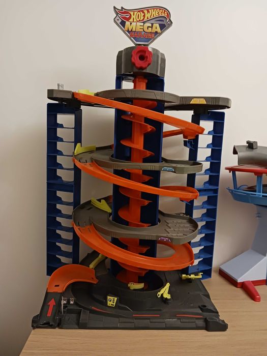 Hot Wheels zakręcony megagaraż