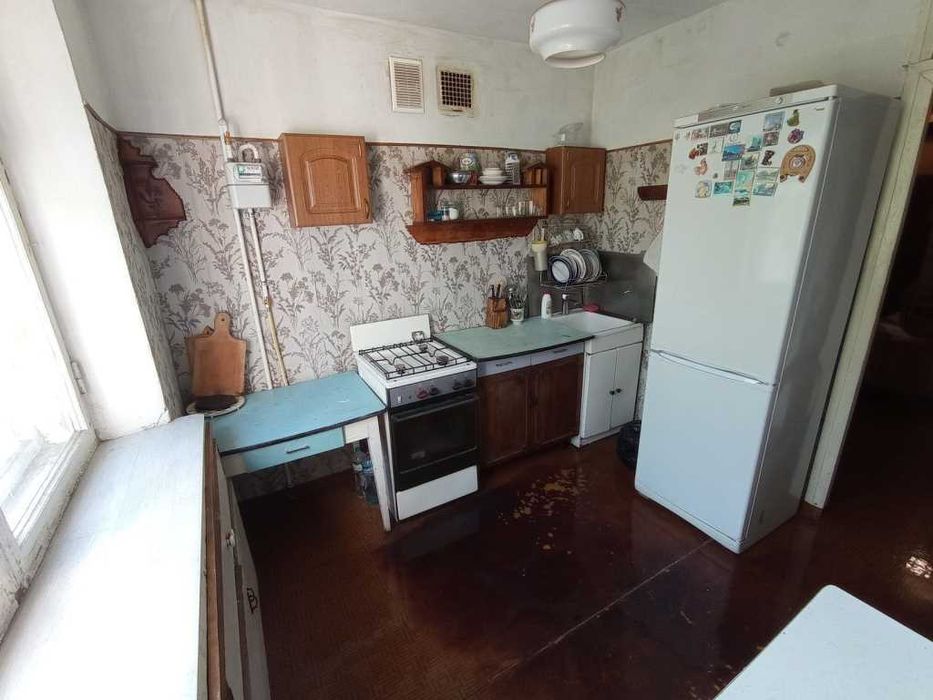 Продаж трикімнатної кімнатної "чешки"