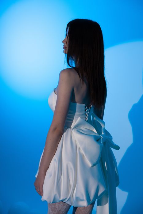 Платье белое обьемное корсет с бантом