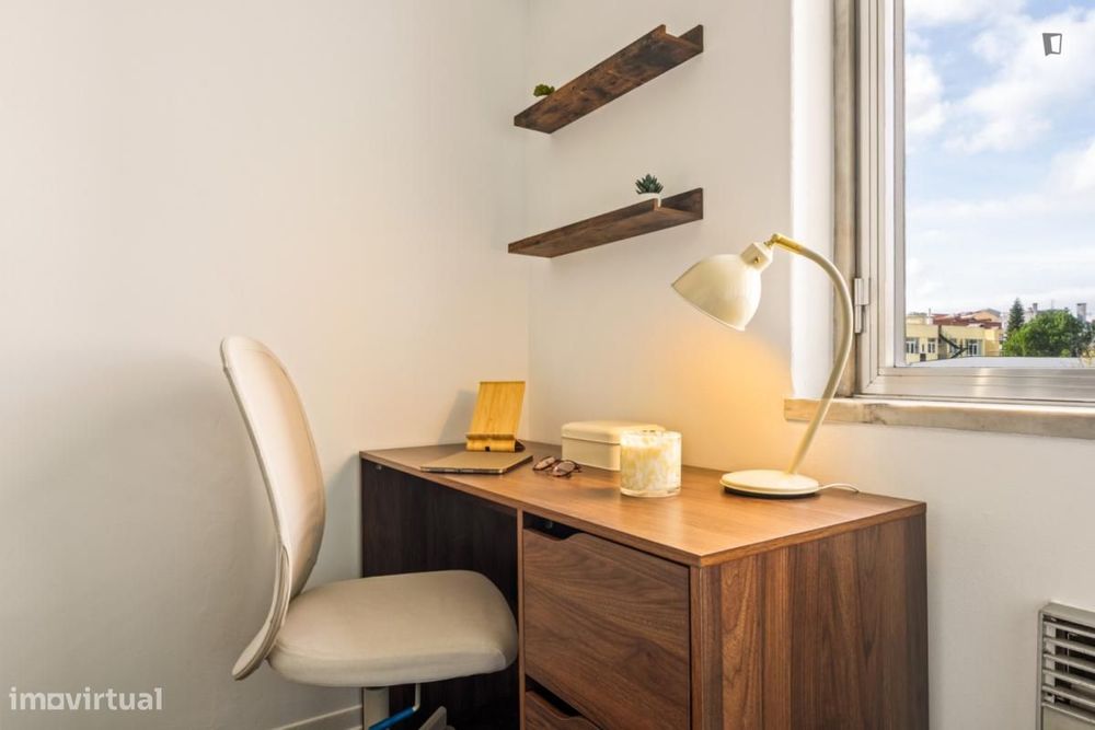 Quarto - localizado em Campolide Lisbon