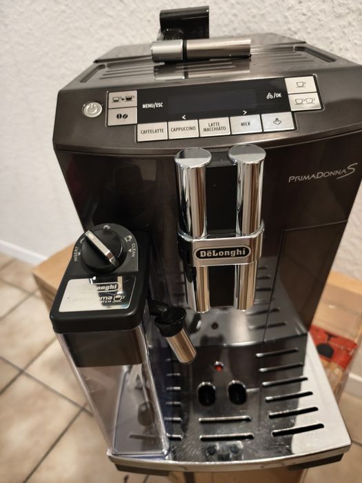 Кавомашина в Кожен Дім ® Delonghi з молочним стаканом PrimaDonna S E