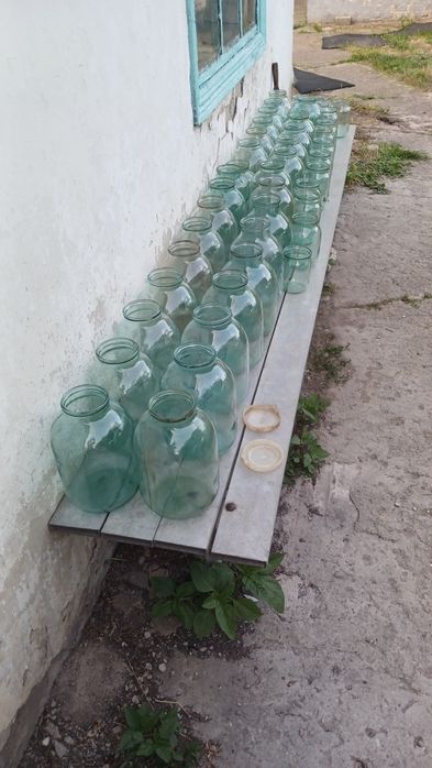 Банки на:4; 3 літри.