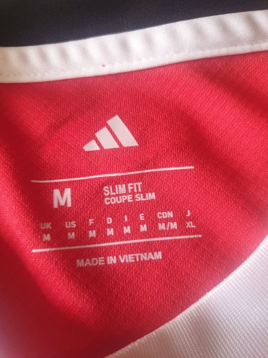 Camisola de futebol inspirada no Benfica M