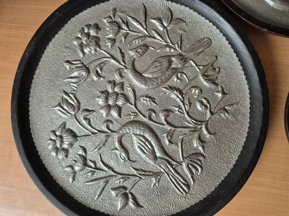 Conjunto de 3 vasos de madeira decorados com folha de estanho.