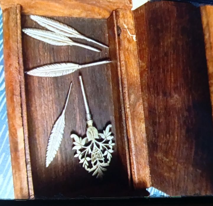 Pequenos objetos de antiguidades usados em bom estado