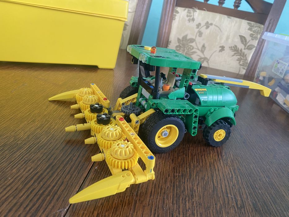 Конструктор LEGO Technic Кормозбиральний комбайн John Deere 9700 (42168)