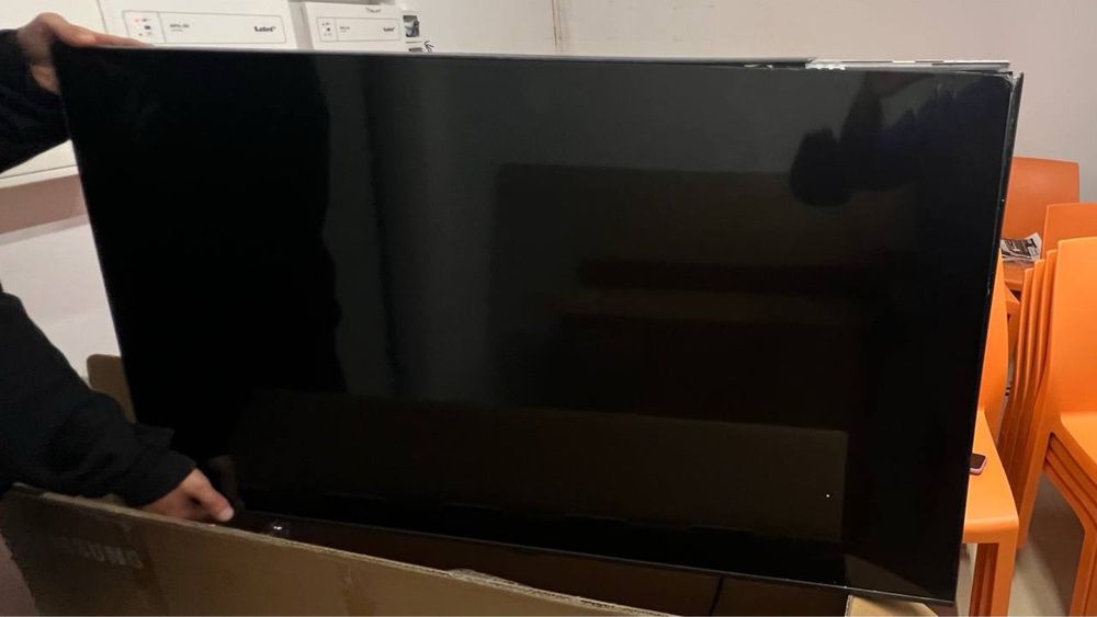 Samsung UE50AU7100U та UÉ50TU7100U