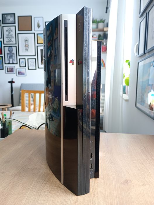 Konsola PlayStation 3 (PS3) + pady i okablowanie