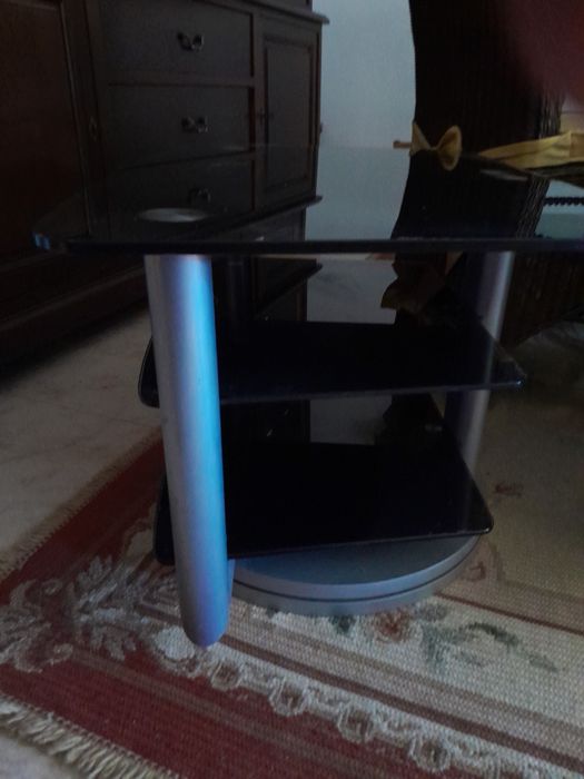 Móvel para televisão em vidro