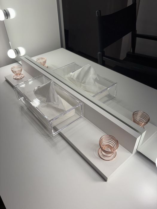 Zestaw do makijażu. Lustro, podstawka,toaletka plus krzesło.Stan id.