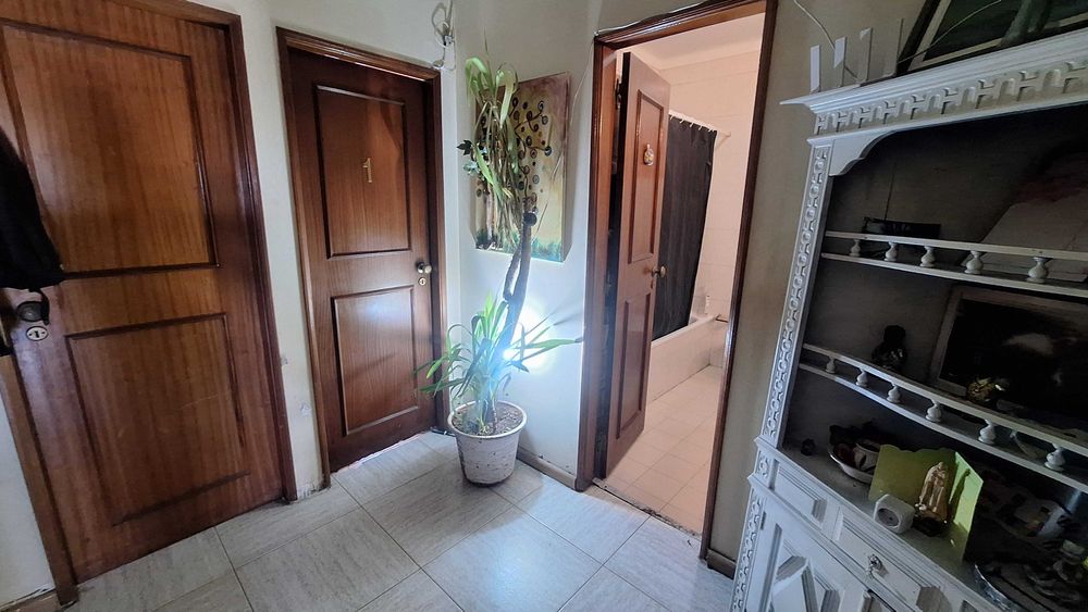 Quarto bem localizado perto de transportes.