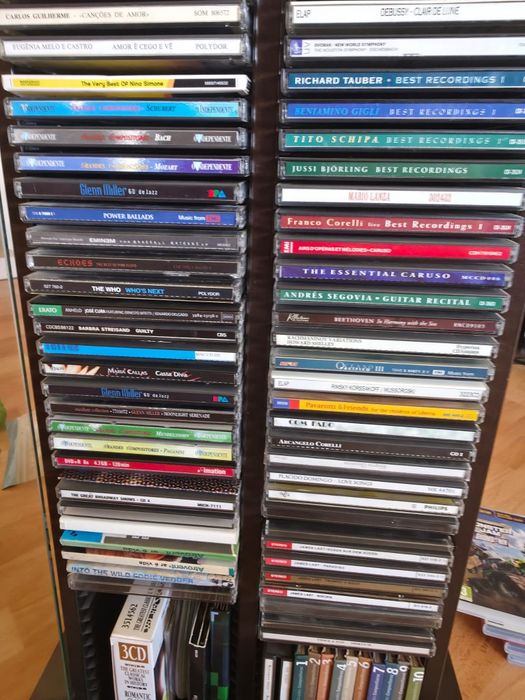 Móvel em madeira com portas de vidro para Cds