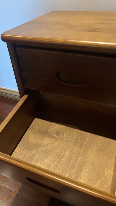Mesa de cabeceira em madeira de cerejeira, 3 gavetas