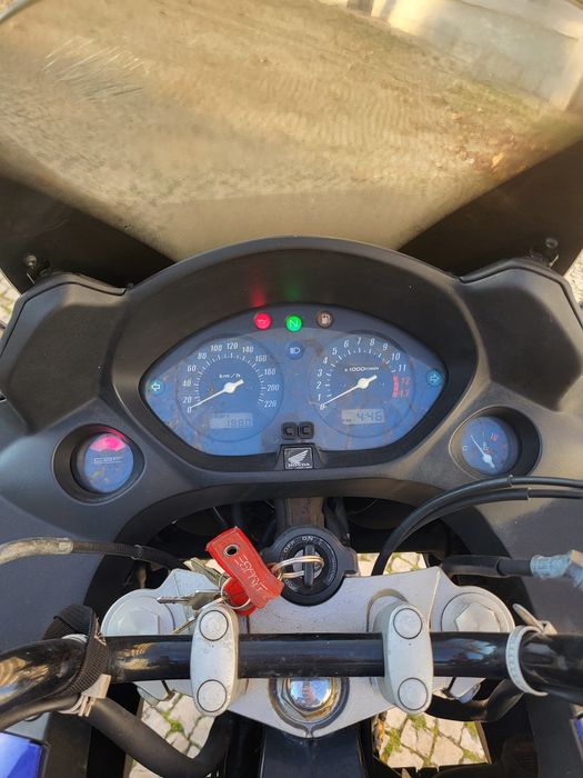 Uma fantástica Honda CBF600SA com ABS procura novo dono