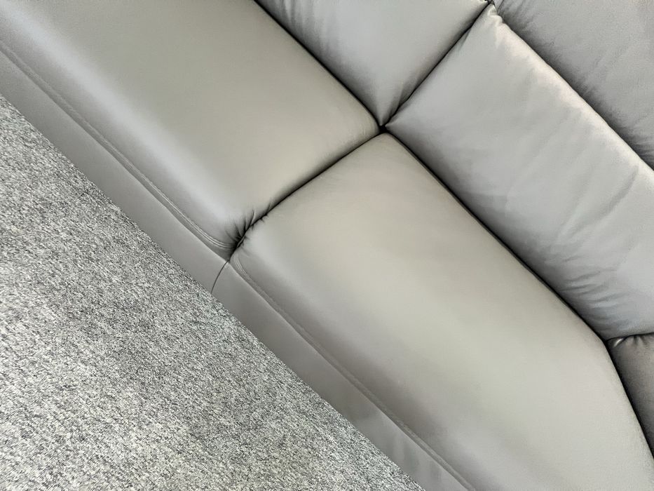 Нові два дивани шкіряні трійка розкладний двійка з магазину,фірма Polinova. Привезений з Німеччини.